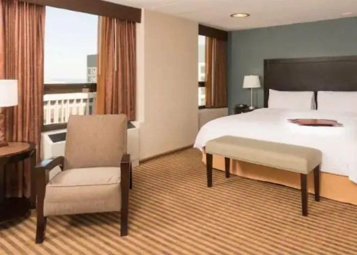 Hotel Hampton Downtown/magnificent Mile 3*
