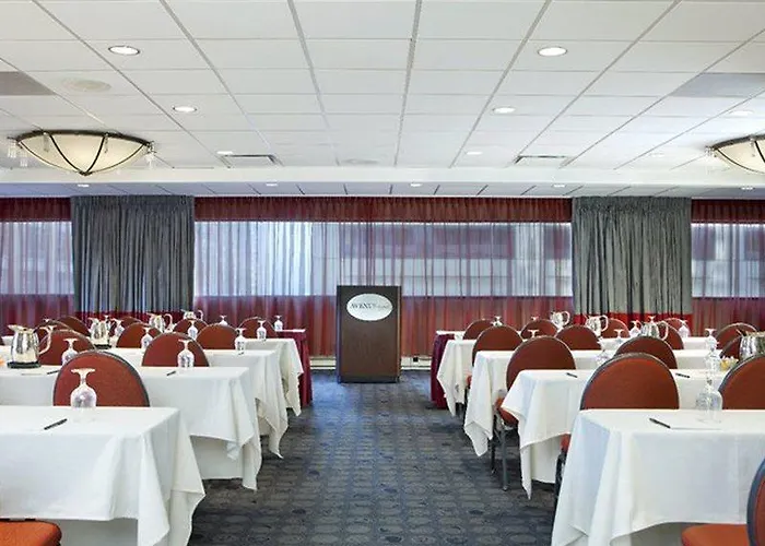 Hampton Downtown/magnificent Mile 3*